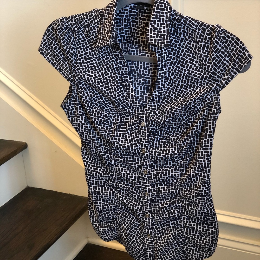Express Blk/WHT faux button down top.
